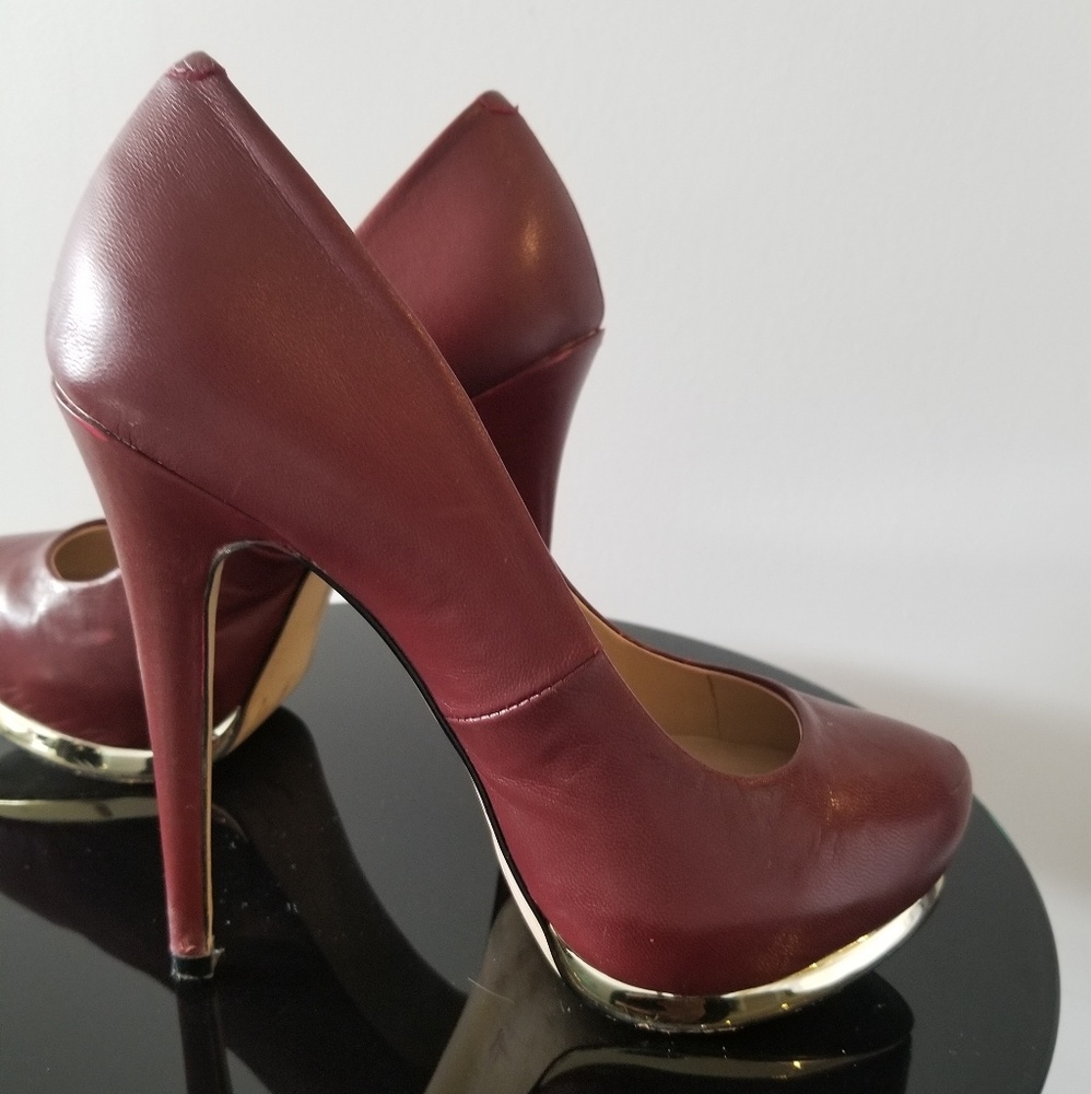 High heel 5inch maroun pumps. Gold trim